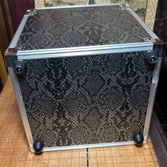 Black Silver Snake Skin Reptile Makeup Hair Tools Carrier Case 8.5”Hx7.5”Dx7”L - Picture 10 of 10